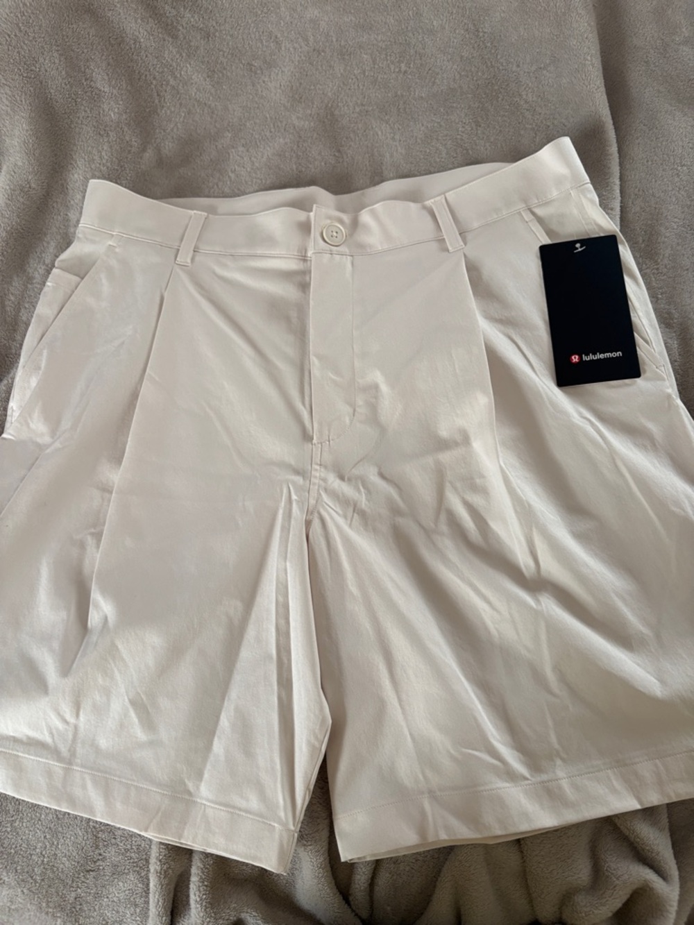 BEAND NEW Mens Lululemon woven relaxed fit 8” pleated Shorts